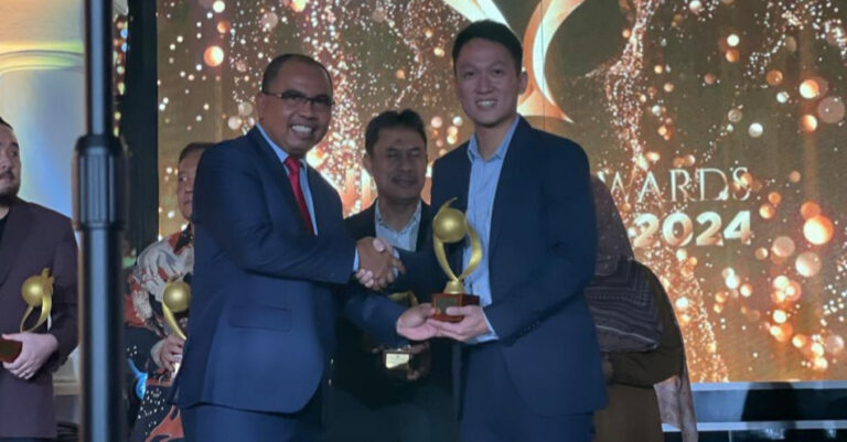 Jalin Kemitraan Logistik, Pos Indonesia Beri Shopee Penghargaan Mitra Swasta Terbaik