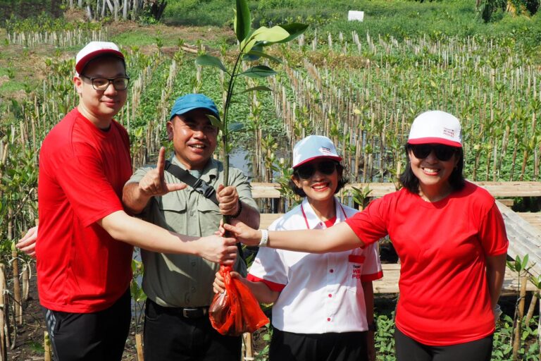 Yayasan WINGS Peduli Tanam Ratusan Pohon Mangrove dalam Program Aksi Hijau #WINGSPeduliLingkungan
