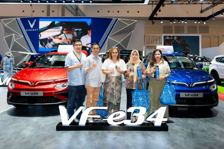 VinFast Mulai Lakukan Pengiriman Pertama VF e34 di Indonesia VinFast Mulai Lakukan Pengiriman Pertama VF e34 di Indonesia
