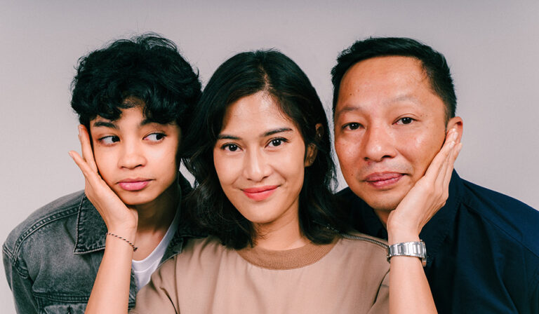Film Mothernet, Sebuah Kisah Emosional Keluarga Berlatar Masa Depan