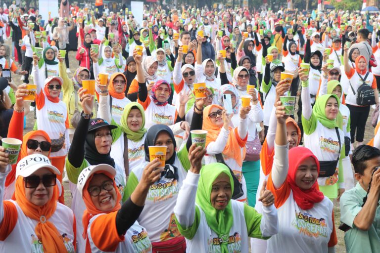 Ribuan Masyarakat Jaga Imun Tubuh Jelang HUT Ke-79 RI Ribuan Masyarakat Jaga Imun Tubuh Jelang HUT Ke-79 RI