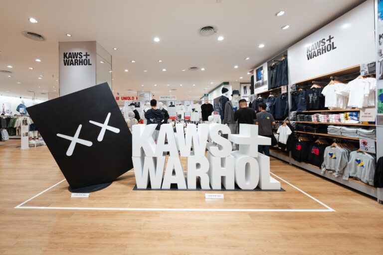 Instalasi Kontemporer Bergaya Art Gallery Sambut Peluncuran UT Spesial KAWS + Warhol