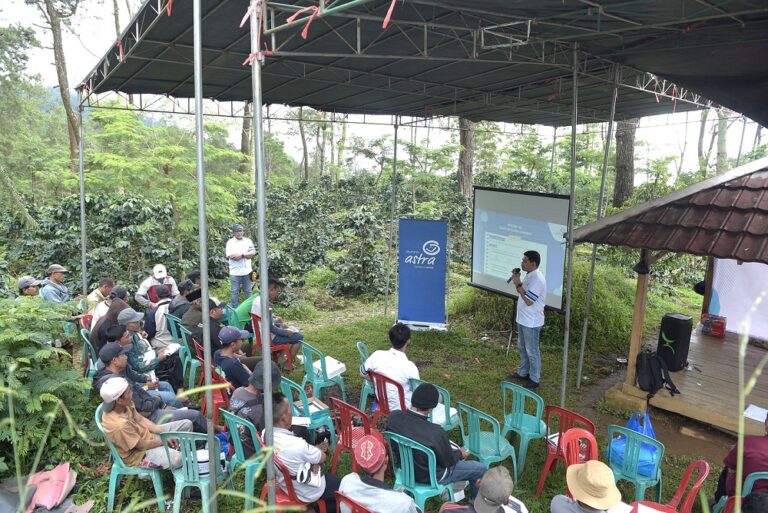 Asuransi Astra Adakan Literasi Keuangan Petani di Desa Sukawangi Bogor