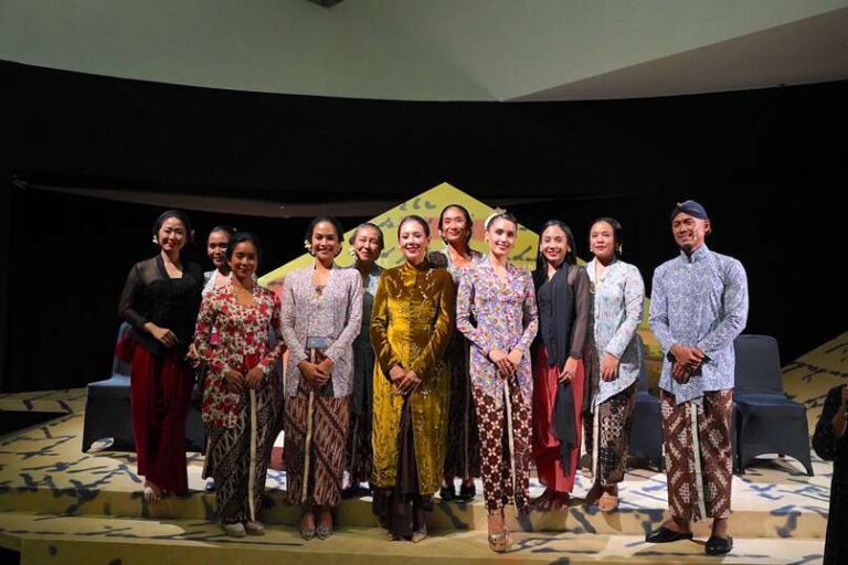 Suara Kartini Bergema Kembali Lewat Pembacaan Surat dan Gagasannya oleh Para Seniman Multigenerasi dalam Pementasan Terbitlah Terang