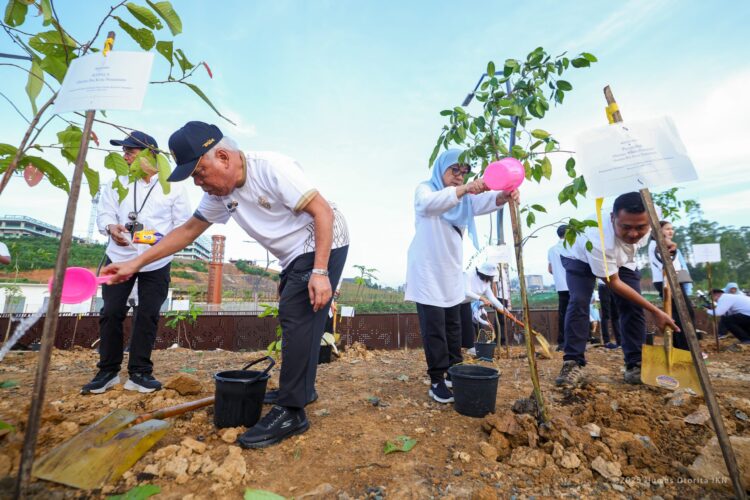 Wujudkan Visi Sebagai Kota Hutan, ASN Di IKN Tanam 712 Bibit Pohon