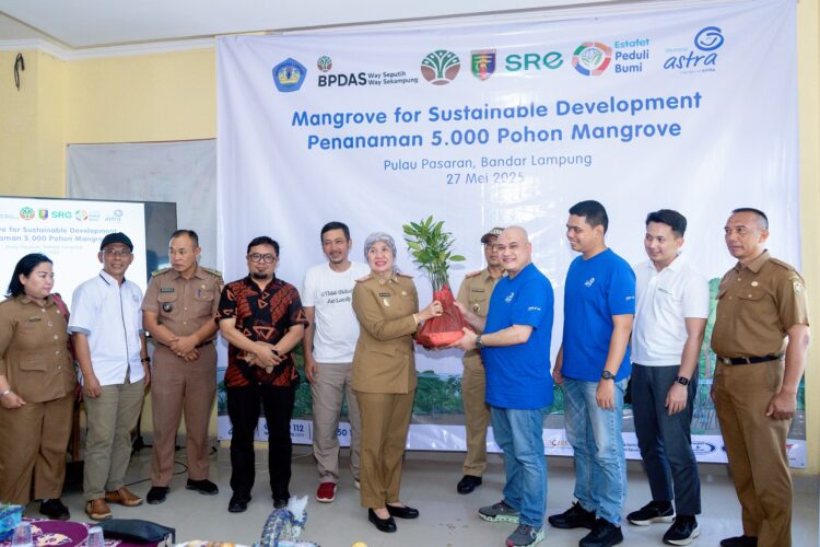 Estafet Peduli Bumi: Asuransi Astra Berikan Pemeriksaan Kesehatan, Literasi dan Inklusi Keuangan Penanaman 5.000 Mangrove