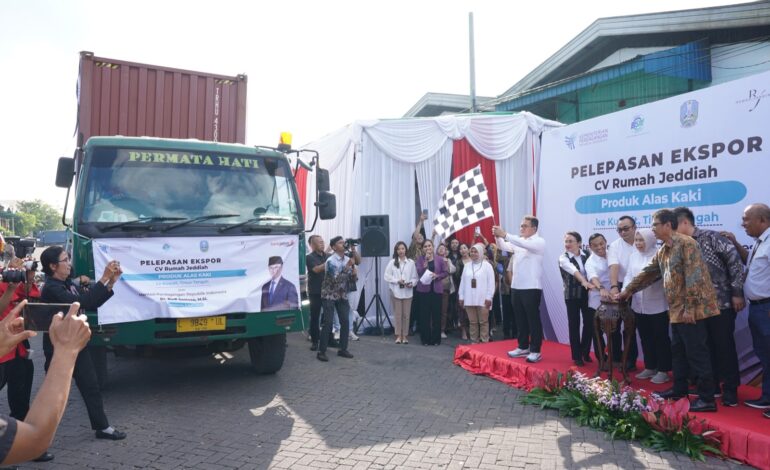 Mendag Budi Santoso Lepas Ekspor Alas Kaki UMKM Surabaya ke Kuwait
