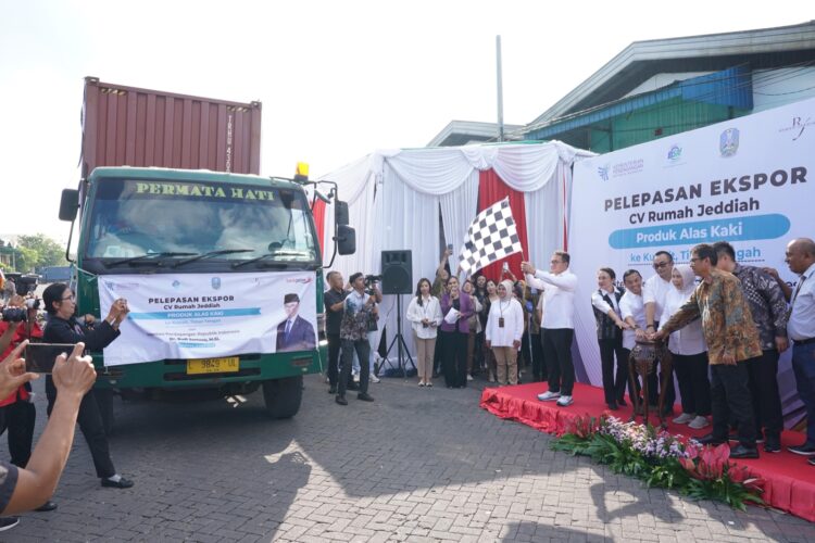 Mendag Budi Santoso Lepas Ekspor Alas Kaki UMKM Surabaya ke Kuwait