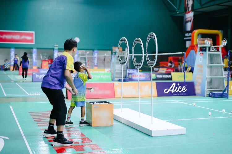 Dukung Regenerasi Bulutangkis, AICE Kembali Gelar Festival SenengMinton 2025