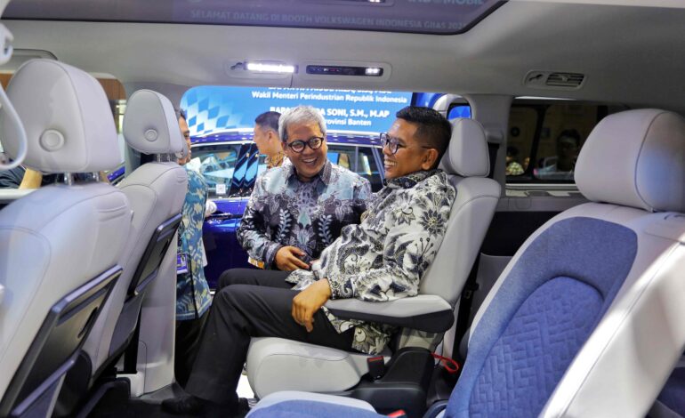 GIIAS 2025, Menteri Perindustrian RI & Gubernur Banten Kunjungi Booth Volkswagen