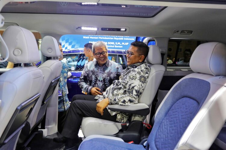 GIIAS 2025, Menteri Perindustrian RI & Gubernur Banten Kunjungi Booth Volkswagen