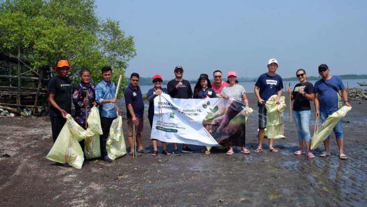 Melalui Program CSR, Dua Hotel Accor Ini Lakukan Aksi Peduli Bersih-Bersih Pantai
