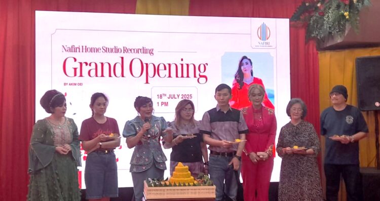 Berawal Dari Hobi Nyanyi, Ibu Akim Oei Resmikan Home Studio di Bekasi