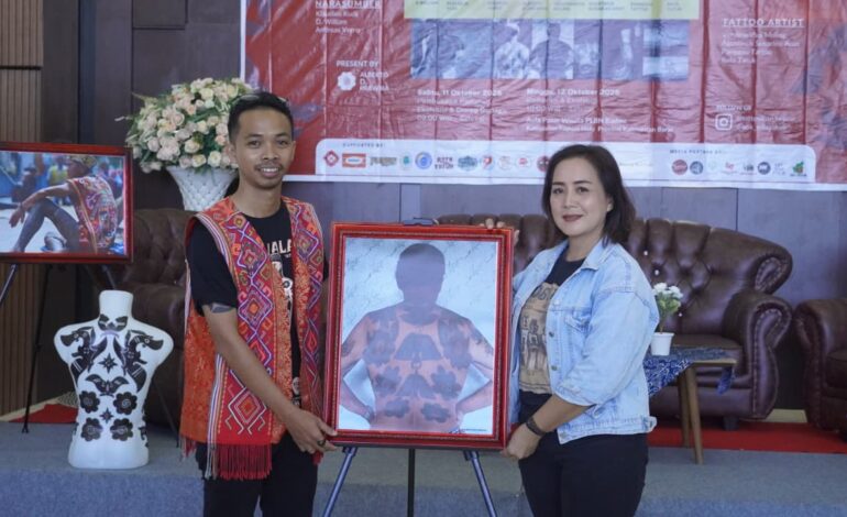 Pameran Foto Dan Dialog Budaya bertajuk “Tato Iban Bejalai” 11-12 Oktober 2025 di PLBN Kalbar