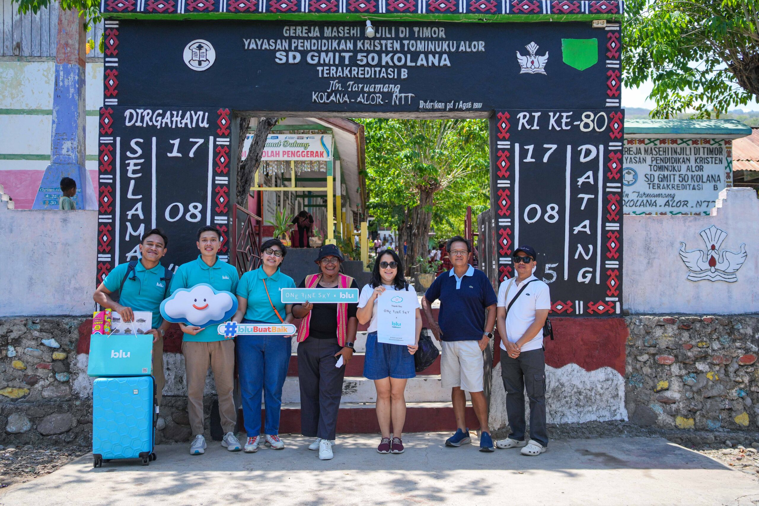 BCA Digital Donasikan 650 Seragam Sekolah untuk Adik-Adik Siswa-Siswi di Alor, Nusa Tenggara Timur