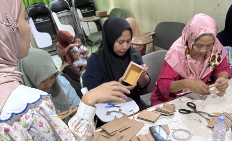 Tunjukan Kepedulian Terhadap Lingkungan, Universitas Negeri Jakarta &  PKK Olah Limbah Jadi Kerajinan