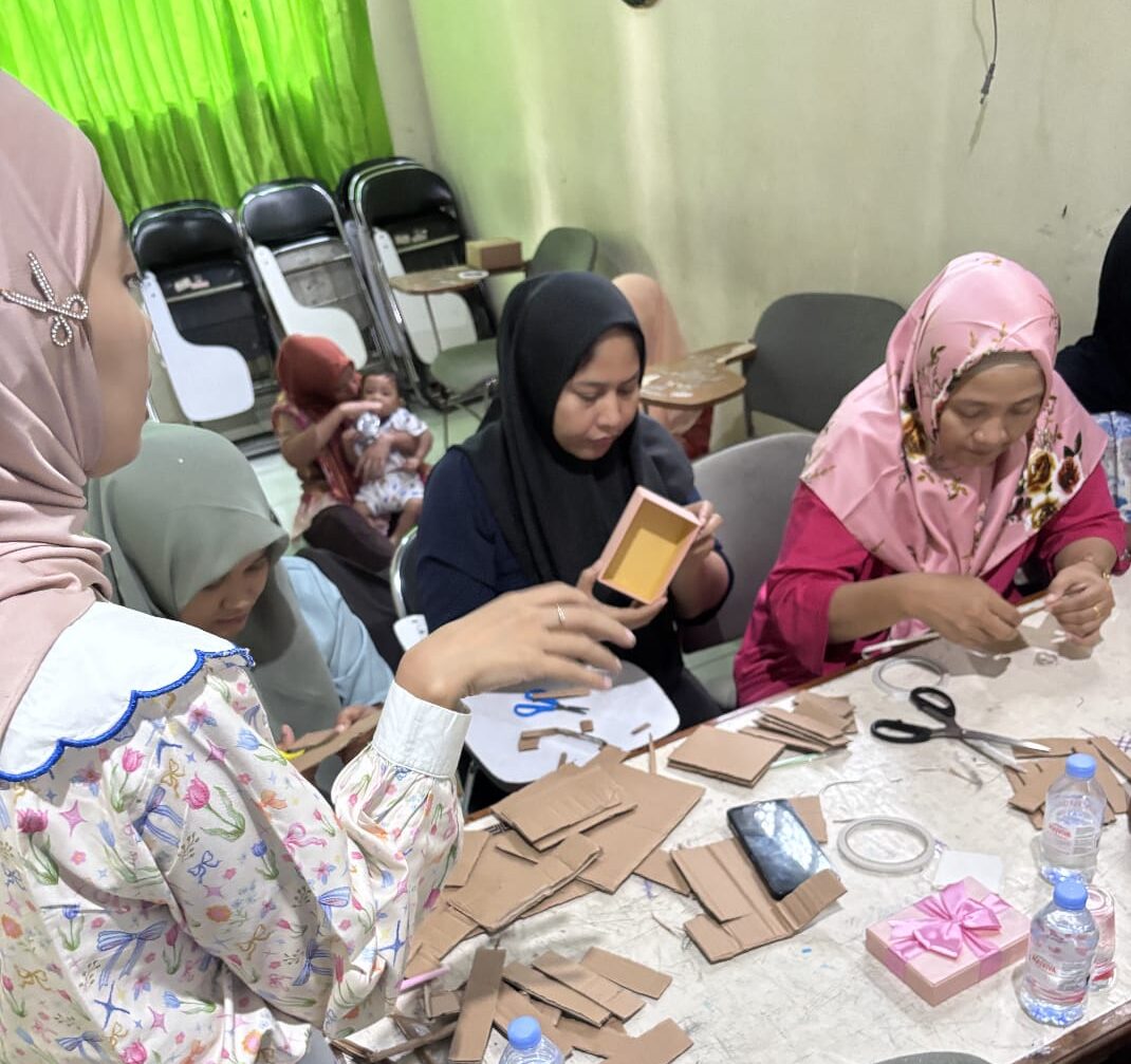 Tunjukan Kepedulian Terhadap Lingkungan, Universitas Negeri Jakarta &  PKK Olah Limbah Jadi Kerajinan