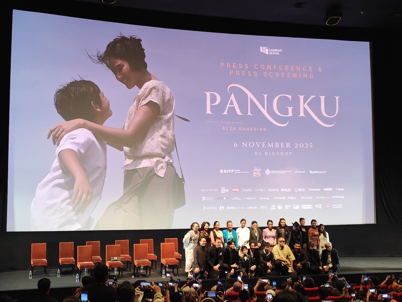 Review Film “Pangku”, Pahit Getir dan Manisnya Surat Cinta Reza Rahardian untuk Sang Ibu
