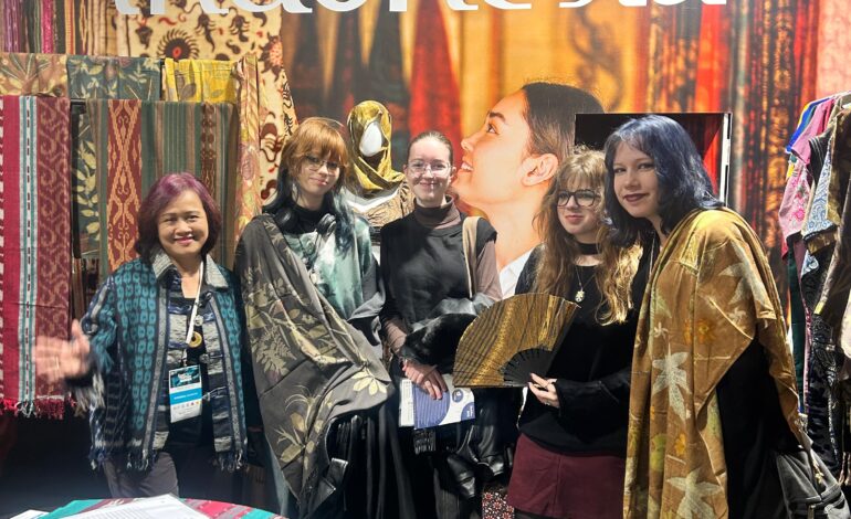 Wastra Nusantara Pukau Eropa di Fast Textile Expo 2025