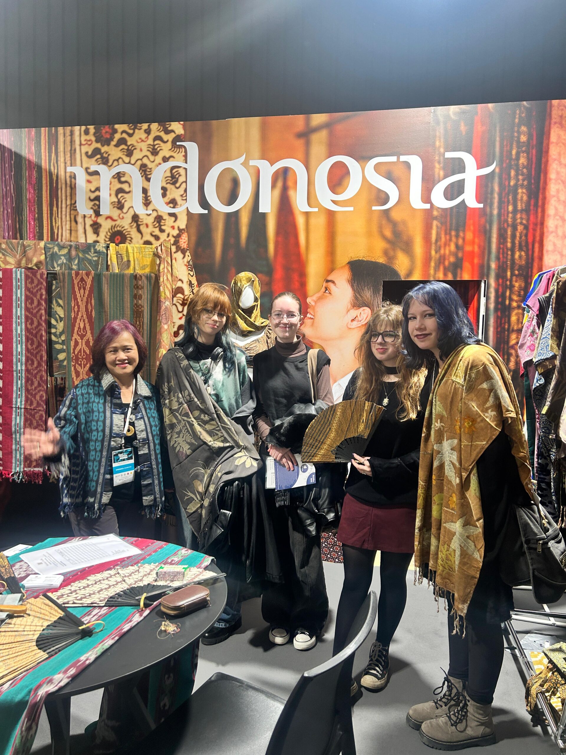 Wastra Nusantara Pukau Eropa di Fast Textile Expo 2025