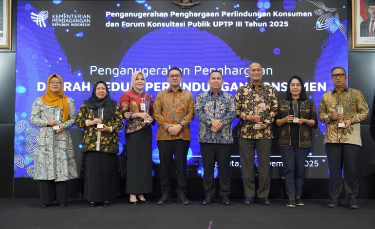 Mendag Budi Santoso Beri Penghargaan Perlindungan Konsumen 2025 Kepada 32 Kepala Daerah