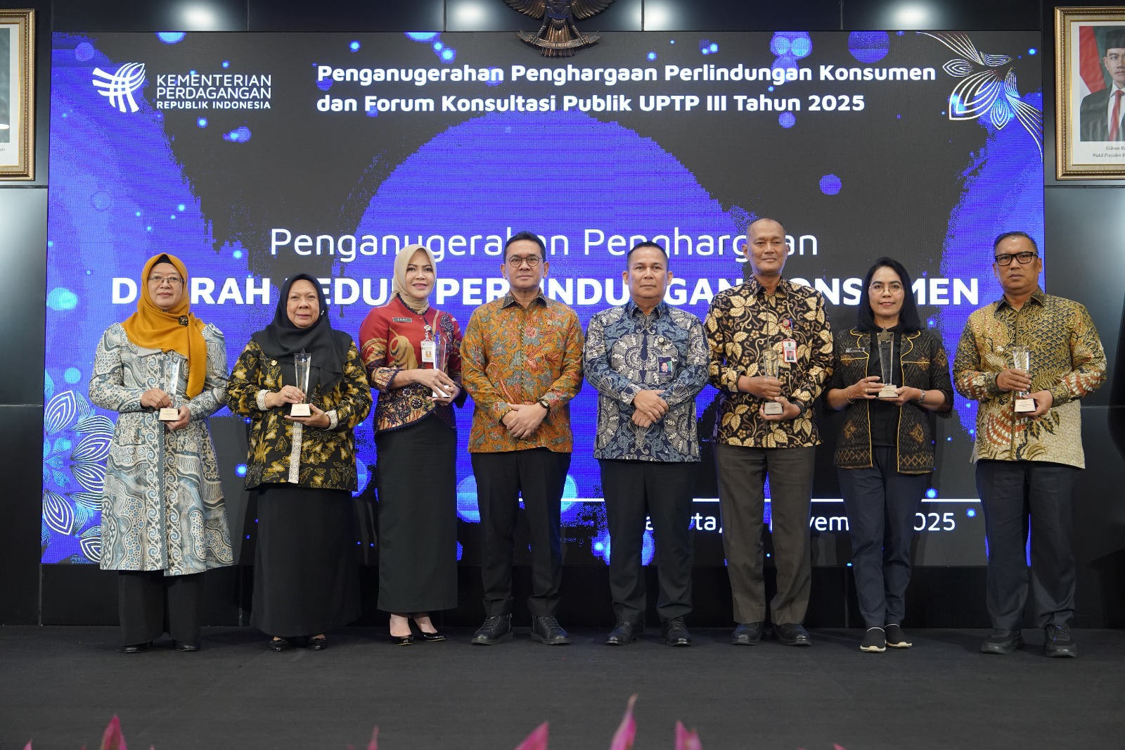 Mendag Budi Santoso Beri Penghargaan Perlindungan Konsumen 2025 Kepada 32 Kepala Daerah