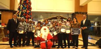 Sambut Natal 2025, Hotel Aryaduta Lakukan Upacara Penyalaan Pohon Natal