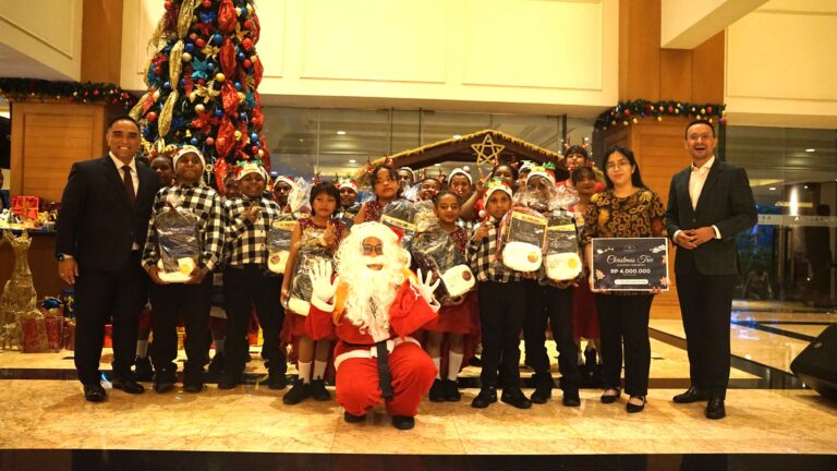 Sambut Natal 2025, Hotel Aryaduta Lakukan Upacara Penyalaan Pohon Natal