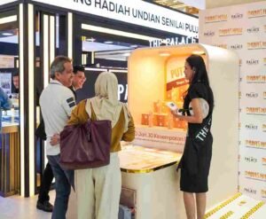 Aktivitas pengecekan kadar emas Karatimeter di pameran PANAS HALU The Palace.