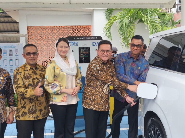 Wujudkan Sinergi Berkelanjutan, Kemendag dan PLN Resmikan SPKLU Ultra Cepat untuk Publik