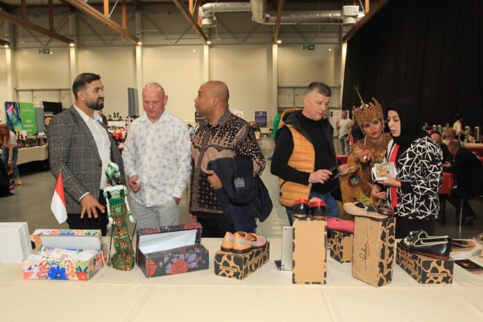 Paviliun KBRI Warsawa pamerkan ekspor sepatu UMKM Indonesia di POLSHOES 2026.