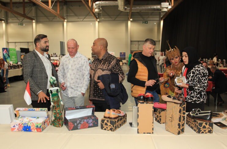 Paviliun KBRI Warsawa pamerkan ekspor sepatu UMKM Indonesia di POLSHOES 2026.