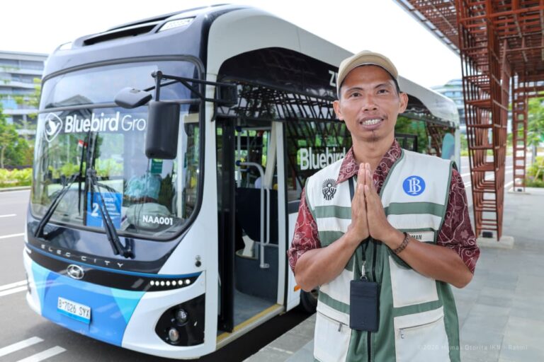 Cerita Pemandu Wisata Nusantara: Sentuhan Humanis di Balik Megahnya Bus Listrik IKN