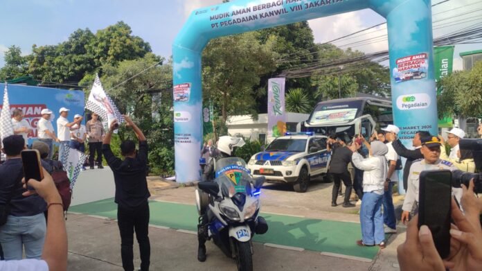 Suasana pelepasan 500 pemudik oleh Pegadaian Kanwil VIII Jakarta 1 menuju kota-kota di Jawa.