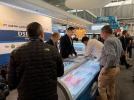 Pengunjung dan buyer internasional sedang berdiskusi di booth Paviliun Indonesia pada SENA 2026 Boston.