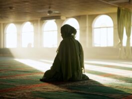 Suasana Zikir Sirri (diam) dalam Tarekat Naqsyabandiyah, melatih fokus hati.