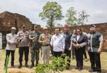 Transformasi Eco-Anxiety Menjadi Eco-Action: Estafet Kelestarian di Tangan Generasi Muda aksi nyata para mahasiswa "Darling" dalam kegiatan penanaman pohon