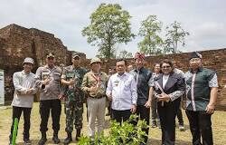 Transformasi Eco-Anxiety Menjadi Eco-Action: Estafet Kelestarian di Tangan Generasi Muda aksi nyata para mahasiswa "Darling" dalam kegiatan penanaman pohon