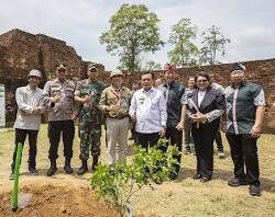 aksi nyata para mahasiswa "Darling" dalam kegiatan penanaman pohon