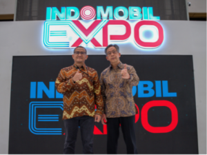 CEO INDOMOBIL Dealership Group, Santiko Wardoyo (kanan).