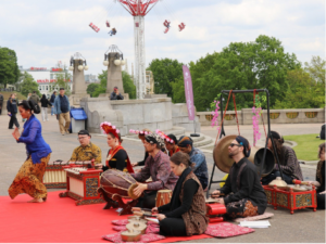 Pertunjukan budaya Indonesia di festival Piknik nad Odrą 2026. Sumber : KBRI Warsawa