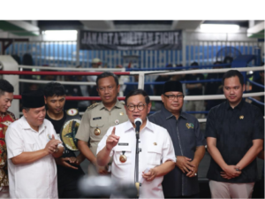 Gubernur Pramono Anung saat peresmian arena ring tinju kolong fly over Pasar Rebo, Jakarta Timur.