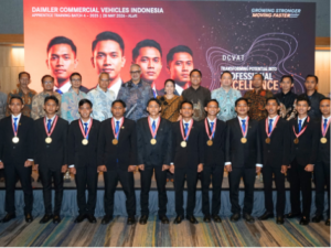 Peserta Daimler Commercial Vehicles Apprentice Training (DCVAT) hadir di seremoni kelulusan di Jakarta, Kamis (28/5).
