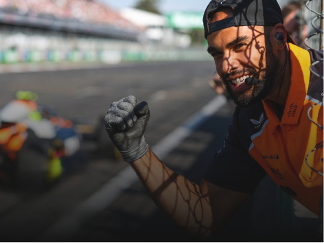 Tim Formula One McLaren di lintas balap dengan narasi era mobil balap ramah lingkungan dan teknologi dekarbonisasi motorsport.