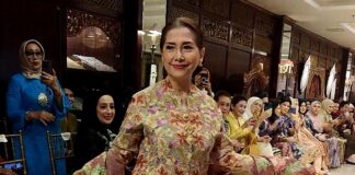 Marini Zumarnis, Widyawati Sophan Hingga Shelomita Melenggang Peragakan Busana Danar Hadi