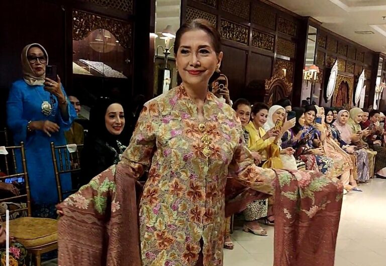 Marini Zumarnis, Widyawati Sophan Hingga Shelomita Melenggang Peragakan Busana Danar Hadi