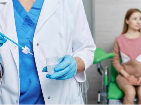 Ini Perbedaan Pap Smear dengan Skrining HPV Mandiri Ilustrasi perempuan Indonesia melakukan konsultasi kesehatan reproduksi terkait Pap Smear dan skrining HPV mandiri untuk deteksi dini kanker serviks.