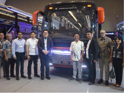 Armada bus premium Mercedes-Benz untuk operator transportasi penumpang di Indonesia saat serah terima unit baru.