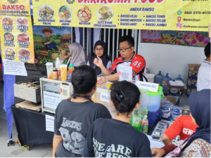 Pelaku UMKM ekonomi kreatif Jakarta, Jati, berjualan di kawasan Jakarta International Stadium dalam Jakarta Stadium Festival