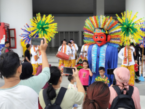 Atraksi ondel-ondel Betawi dikelilingi anak-anak dan pengunjung di Concourse Barat JIS saat hari pertama JIS Sport Festival 2026, Jakarta Utara.